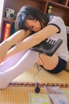 公交车里抓着摇曳的手环